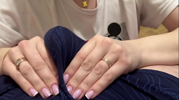 Massaggio del pene attraverso le mutandine - tormenta il pene - mantiene l'orgasmo