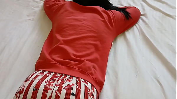 Menina adolescente atraente se diverte em amador