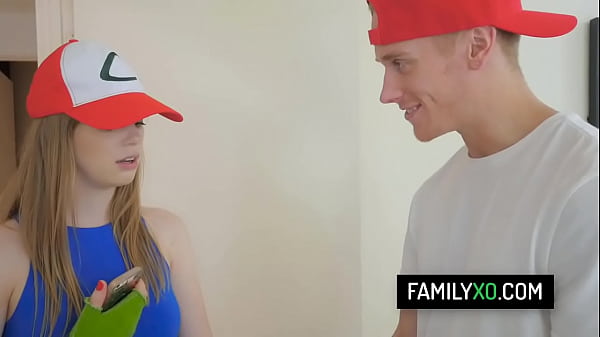 Die Nerd-Stiefschwester Dolly Leigh fängt den Schwanz ihres Stiefbruders statt Pokémon