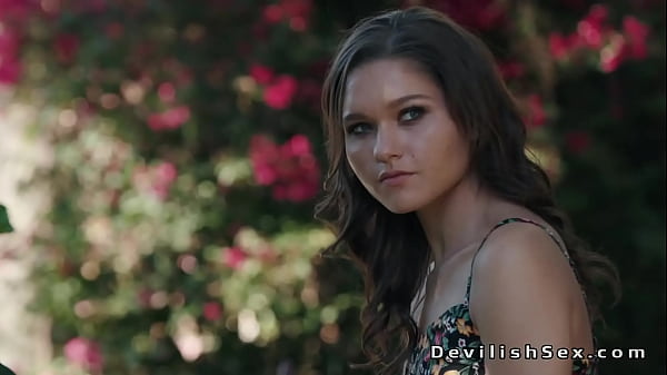 La dolce ragazza si spoglia