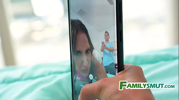 Attraente ragazza teenager si esibisce in Fuck_up_family