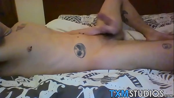 El flaco Michael Wyatt masturba su polla dura delante de la cámara