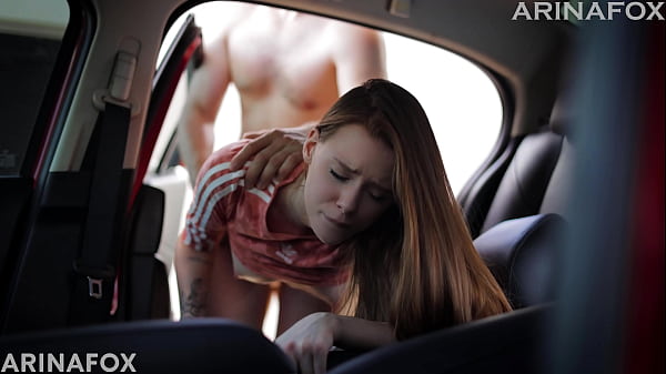 Padrasto fodeu meia-irmã no carro da madrasta POV