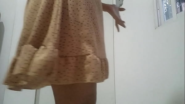 सौतेली बेटी अपने घर की सफाई करती है, दस्यु सौतेले पिता के आगमन के लिए, वह सफाई करते समय अपनी बिल्ली और अपने स्तन दिखाती है।