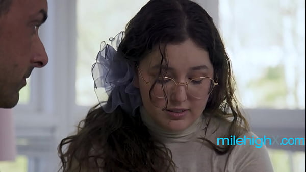 Ricorda alla sua giovane e carina fidanzata perché è con lui