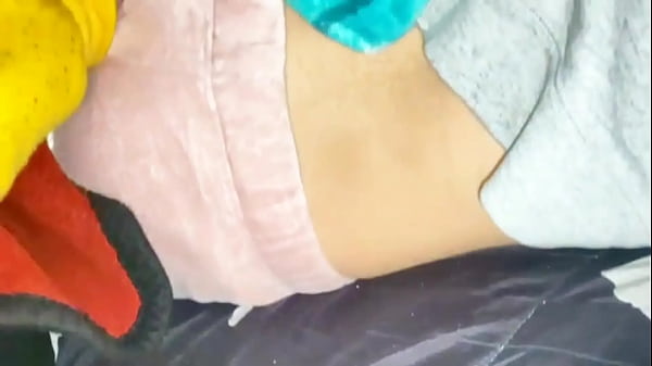 Ich teile das Bett mit meiner Nachbarin und stecke um Mitternacht meinen ganzen Schwanz in sie hinein