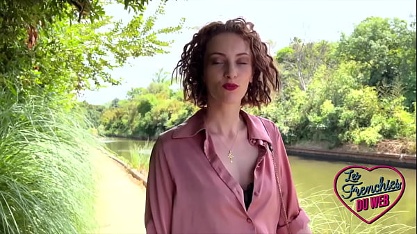 Una bionda adolescente si diverte. Video