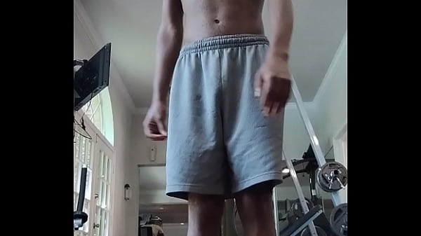 Ragazza teenager di allenamento attraente