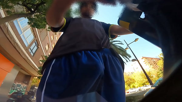 El viento hace que se me vea la polla cuando voy en scooter