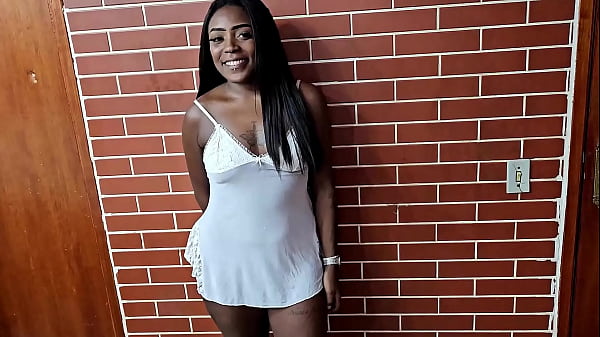 Première fois dans le porno pour la chaude mulâtresse de 22 ans Joy Alves