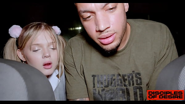 Une jeune fille passionnée joue