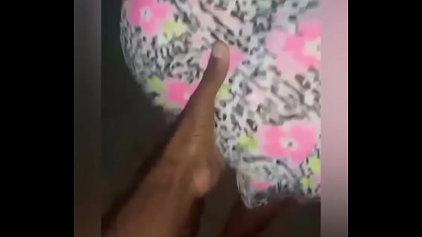 Zia latina fa un buon lavoro scopando in casa