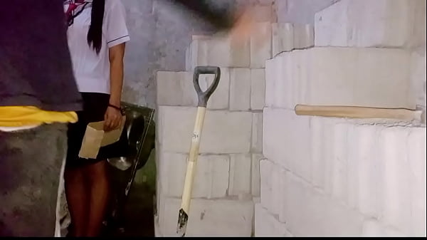Pinay College Muse gibt einem Bauarbeiter einen kostbaren Blowjob