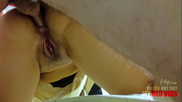 Una giocosa ragazza adolescente si spoglia in modo anale