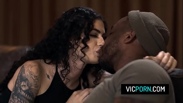 El semental negro pilló a su amiga Lydia Black masturbándose y ella le pidió que le follara el coño.