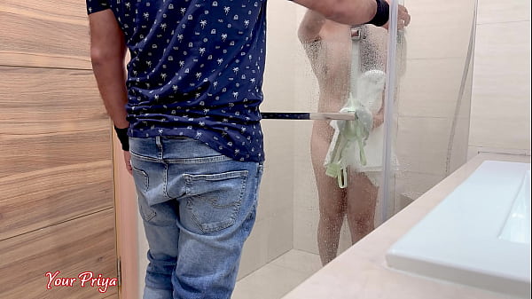 Madrastra tiene sexo caliente después del baño bajo la ducha Video de sexo con audio hindi