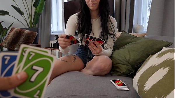 Erotik Uno: Ungeplantes Strip- und Cumshot-Spiel