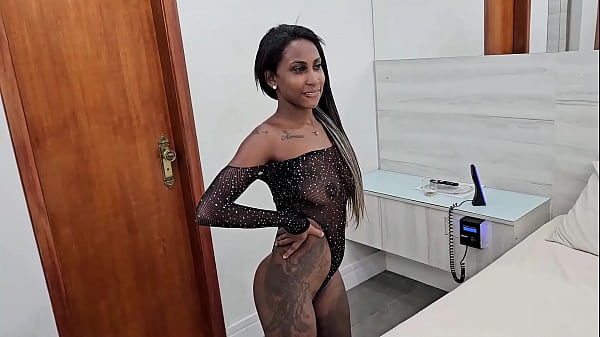 Primeira vez no porn da safada Bibizinha Ribeiro ela deixou botar no cu a vontade e ganhou muito leite na foda com Jr Doidera