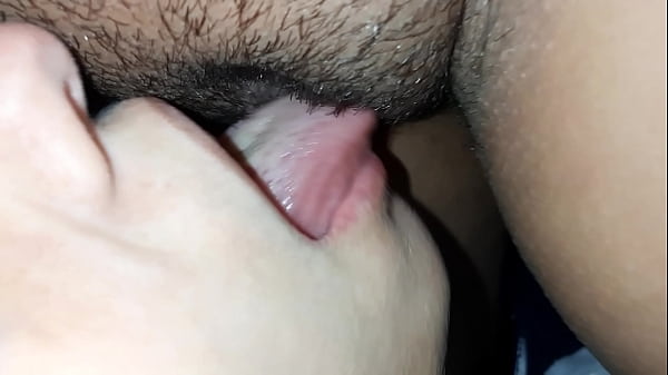 Nach einem Spaziergang werden zwei fremde Dorfmädchen mit Dirty Talk in der Scheune heiß gefickt – Mädchen fliegen zum Orgasmus