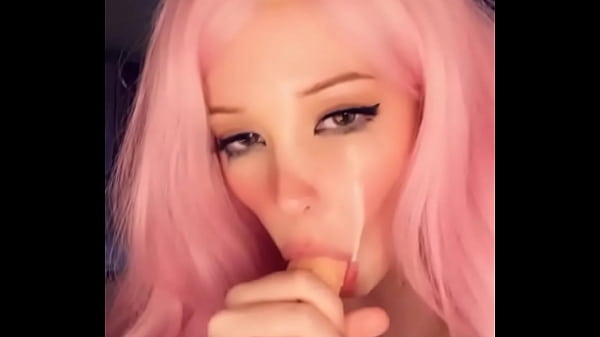 Belle Delphine succhia un dildo