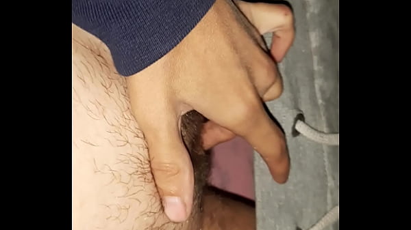 Si esibisce una sexy teenager sconosciuta