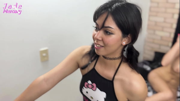 Meine Freundin war untreu und sie überwindet das, indem sie den Stiefbruder unserer Freundin fickt