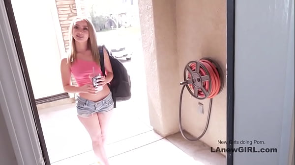 Adolescente gostosa adora agradar uma grande vara latejante com a boca