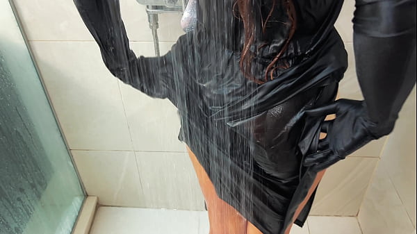 Estaba pensando en mi nueva conocida y de repente apareció en mi ducha.