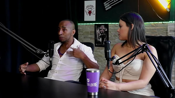 The difference between recording for a producer and yourself, there are judgments, you like recording on beaches, and about feeling horny... - Negro Top Del&iacute_cia and Maria Bittencourt (SHEER/RED)