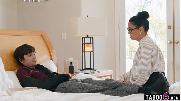 Behinderter 18-Jähriger besucht seine reife Lehrerin Dana Vespoli