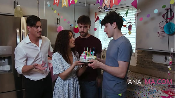 La belle-mère mignonne reçoit toutes les bites sur le cul le jour de son anniversaire - Liv Revamped, Nade Nasty, Nick Strokes | AnalMa