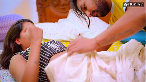 Depois de encontrar a meia-irmã indiana gostosa sozinha em casa, o meio-irmão fodeu a meia-irmã leiteira (HIndi Audio)