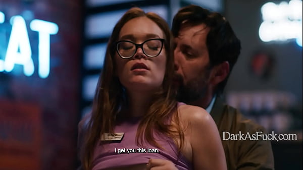 Un banquero horrible se aprovecha de una pobre universitaria que intenta salvar su negocio familiar