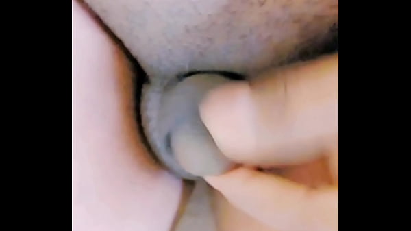 Shemale mit kleinem Schwanz zieht sich aus und zeigt ihren kleinen Kitzler