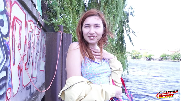 SCOUT ALEMÁN - Gran polla en el culo para la adolescente bajita Angie Elif en un casting Fuck