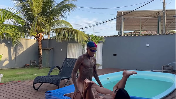 Una bella ragazza lo ha regalato a due persone nella villa di Rio de Janeiro