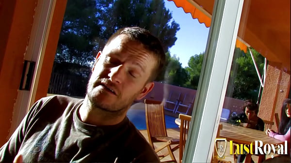 Juliana Val e Yesenia Rock scopano in un trio in piscina