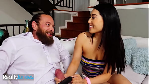 REALITYJUNKIES - Mina Moon ouviu alguns rumores sobre o pau grande de Brad Newman e ela precisa saber se eles são verdadeiros