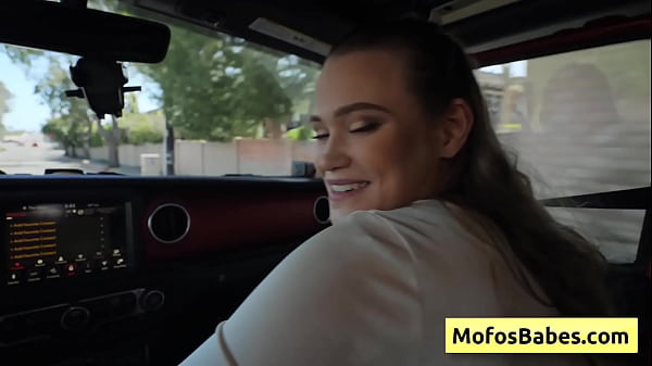 Une ado blonde coquine se frotte le clitoris et suce une bite dans la voiture - Chloe Rose, Charles Dera