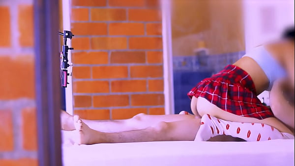 La madrastra y el estudiante compartieron una risa suave en la cocina.