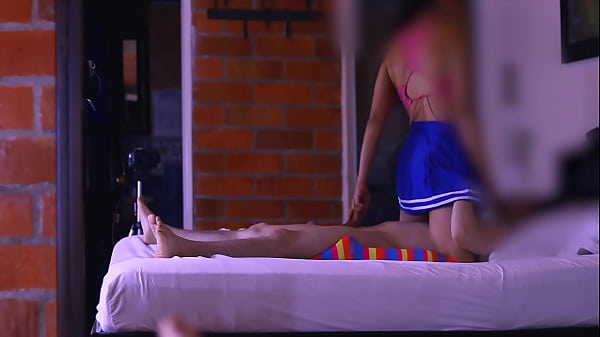 La madrastra y el estudiante compartieron una sonrisa traviesa en el pasillo.