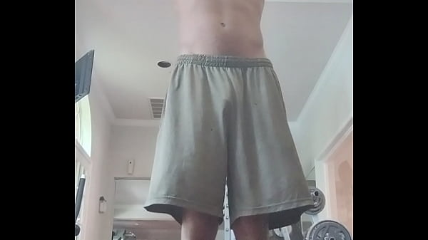 Schöner Teenager posiert beim Training