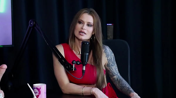 Garota adolescente safada se diverte na loira