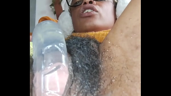 Behaarte kleine Schlampe springt auf den Dildo und spritzt aus ihrer Muschi