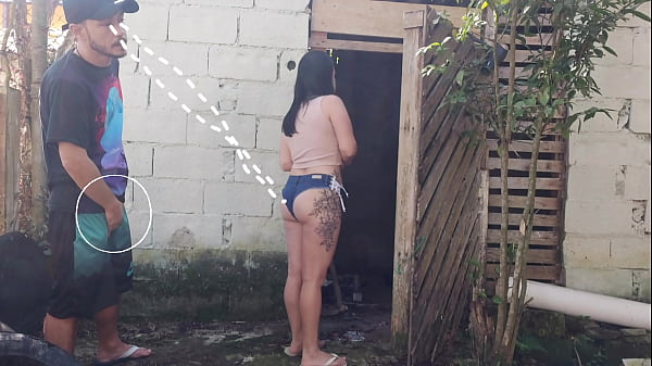 Meu marido foi embora e me deixou encontrar o pedreiro a sós para fazer um orçamento.