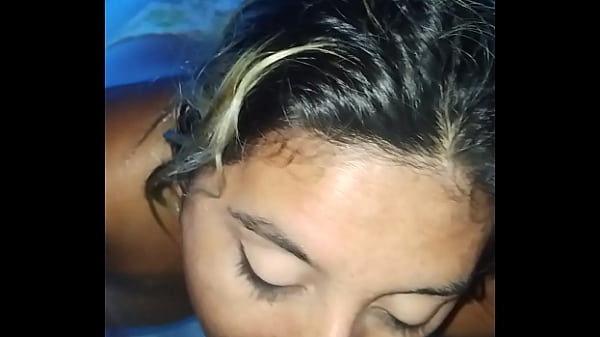 Puta mexicana mamando verga en la piscina sin miedo ser vista por los vecinos