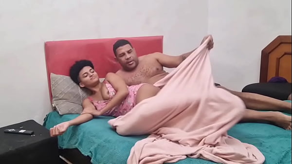 Gostosa me chamou para tirar fotos mas acabei enfiando no cuzinho dela, gozando dentro....