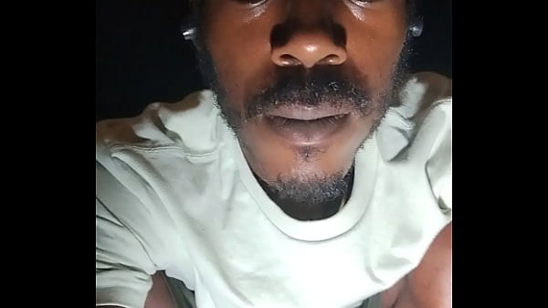 Verspieltes Teenie-Mädchen zieht sich beim Training aus