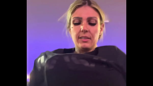 En el gimnasio tuve mucho calor, me quité la camiseta, estaba en sujetador, vaya, tenía mucha cachonda y calor, me corría sudor por el coño.