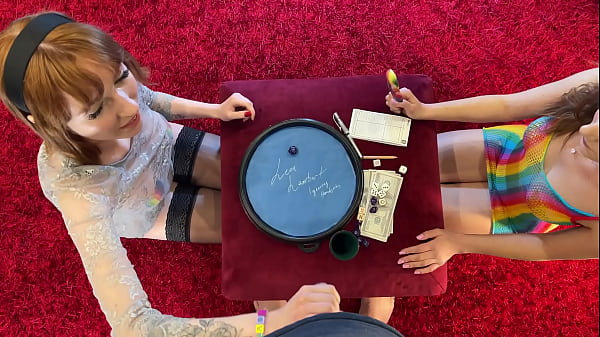 Nóng Nhỏ Chặt Âm Hộ Phù Hợp Với Slim Brunette Babe Alice và cô ấy Tóc đỏ gợi cảm BFF chơi một Thử thách Xúc xắc